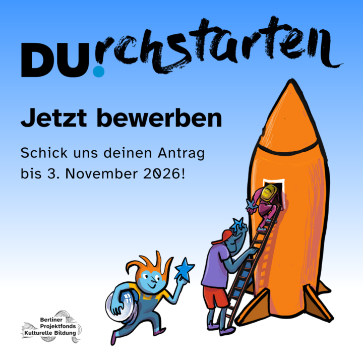 Mehrere Comic-Figuren laufen freudig mit einem Stern in der Hand in eine am Boden stehende Rakete. Eine Figur davon ist Ayu aus dem Comic mit Audiostory, die im Ausschreibetext verlinkt ist. Text: Durchstarten, jetzt bewerben. Schick und deinen Antrag bis 3. November 2026!